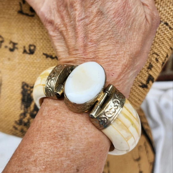 Vintage Bone‎ and MOP hinged bangle - Picture 1 of 8